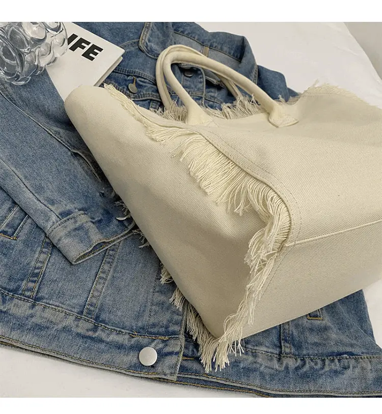 Canvas tote daily use demonstration - Production quality for custom fashion accessory manufacturing