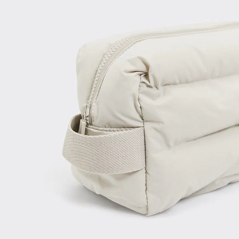 Display arrangement puffy bags - Premium travel construction for wholesale distribution